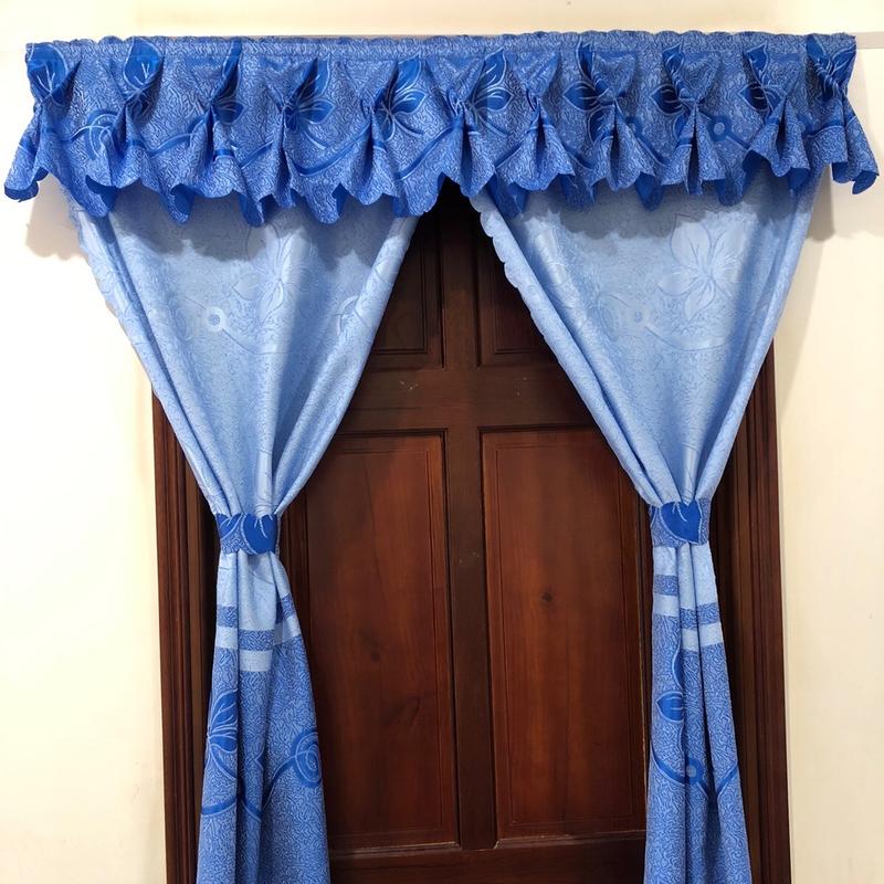 Rèm dán tường bộ 3 chi tiết bèo và 2 chiếc rèm buông xuống, che nắng và trang trí nhà cửa 1