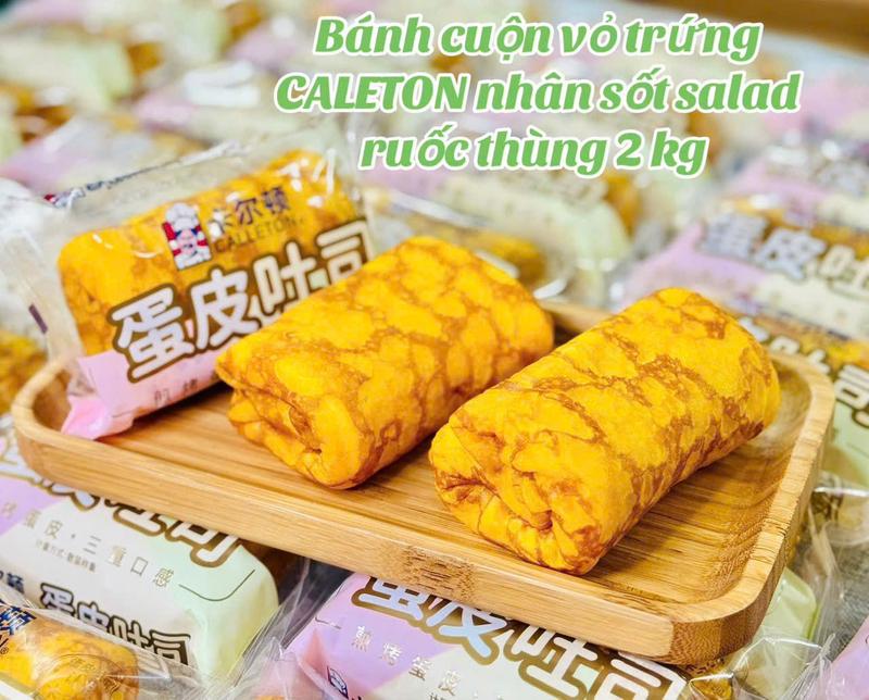 Thùng 2kg khoang 23-24 cai bánh cuộn da trứng nhân sốt kèm chà bông Ông đầu bếp Calleton hạn sử dụng 90 ngày kể từ ngày sản xuất in trên bao bì.