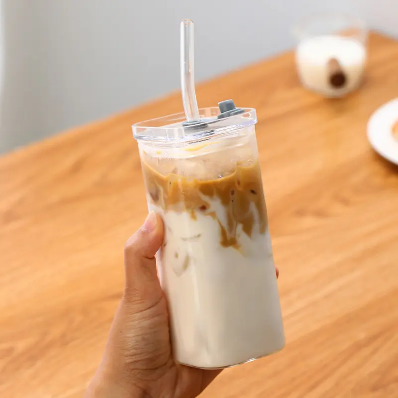 ถ้วยกาแฟแก้ว ทรงสี่เหลี่ยม ทนความร้อน 400 มล. พร้อมฝาปิดและฟาง โปร่งใส เหมาะสำหรับน้ำชาฟองและน้ำผลไม้ แก้วกาแฟ เหมาะสำหรับใช้ในบ้านและบาร์ Drinkware