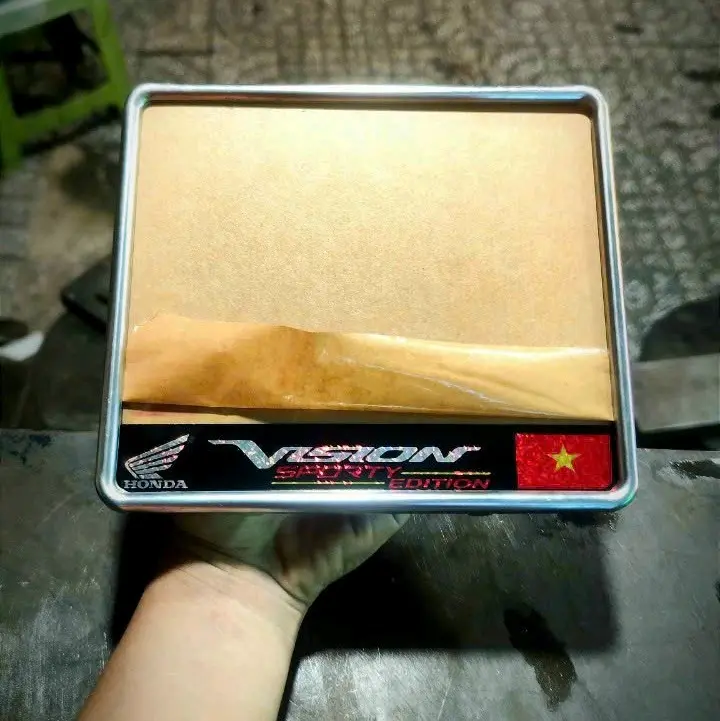 Khung biển số có chữ Vision và cờ Việt Nam 5