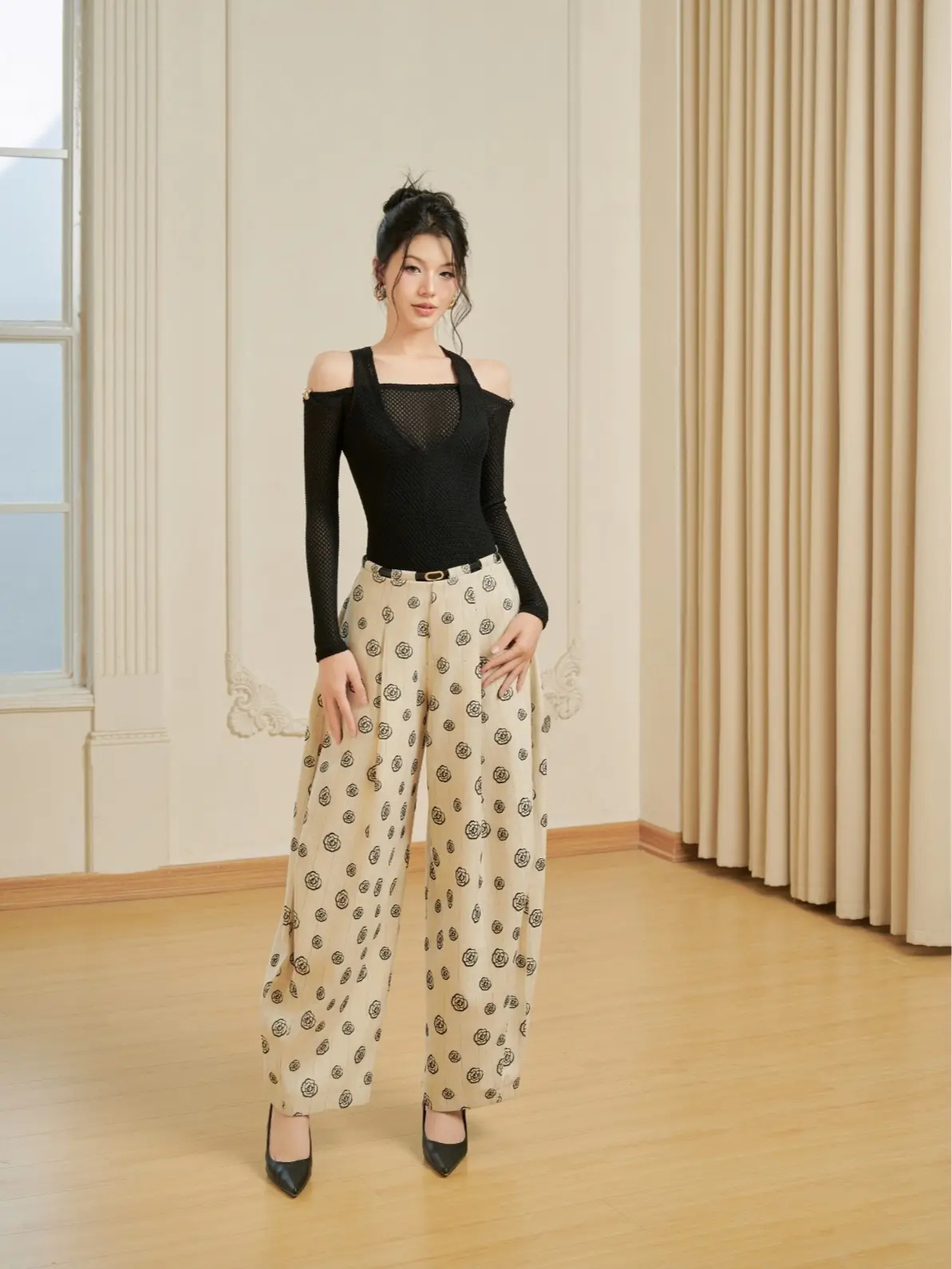 Áo dài tay hai lớp đính charm ở vai Echo Top, Quần nữ dáng bom hoạ tiết hoa hồng Bruno Pants -NAROOM Women