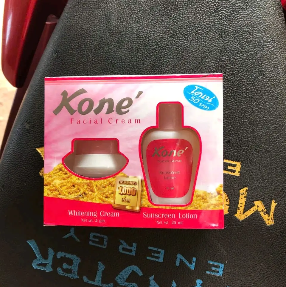 hộp kem dưỡng và nước hoa hồng