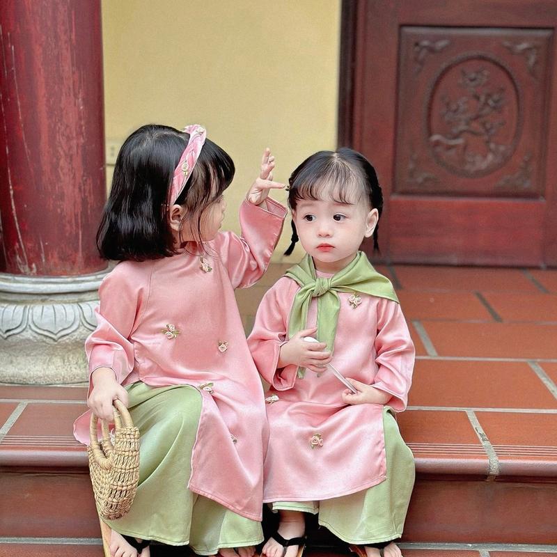 Áo dài Tết bé trai, bé gái thêu hoa thủ công màu hồng quần xanh kèm khăn và bờm Đậu Kids&Mom AD003 5