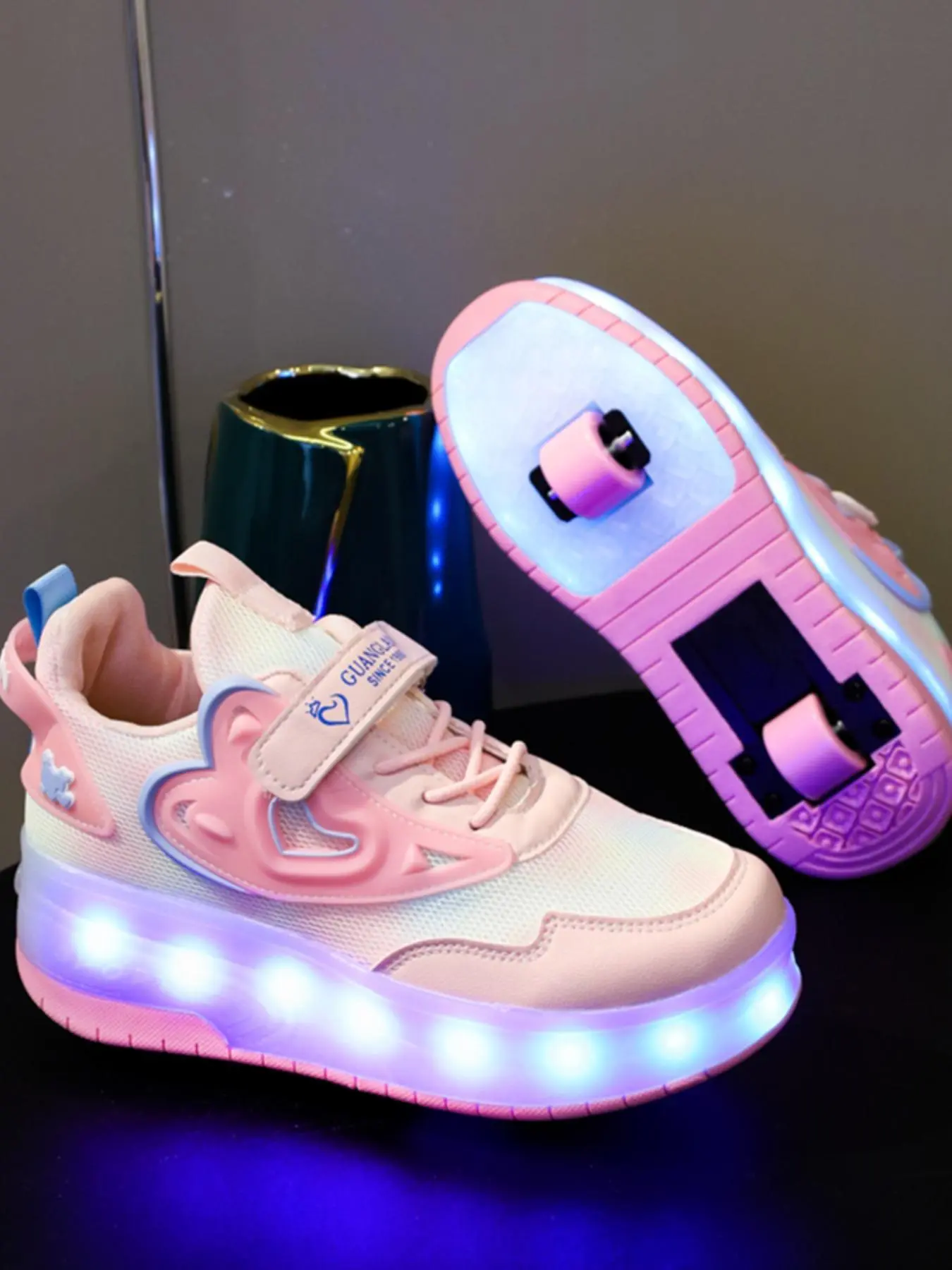 USB Rechargeable LED Light Up Sneakers, Fashionable Glow in The Dark Sneakers, Casual Sports Shoes for Boys & Girls, Fashionable Sneakers for Daily Wear, Christmas Eve Box Fillers, Designer Shoes
