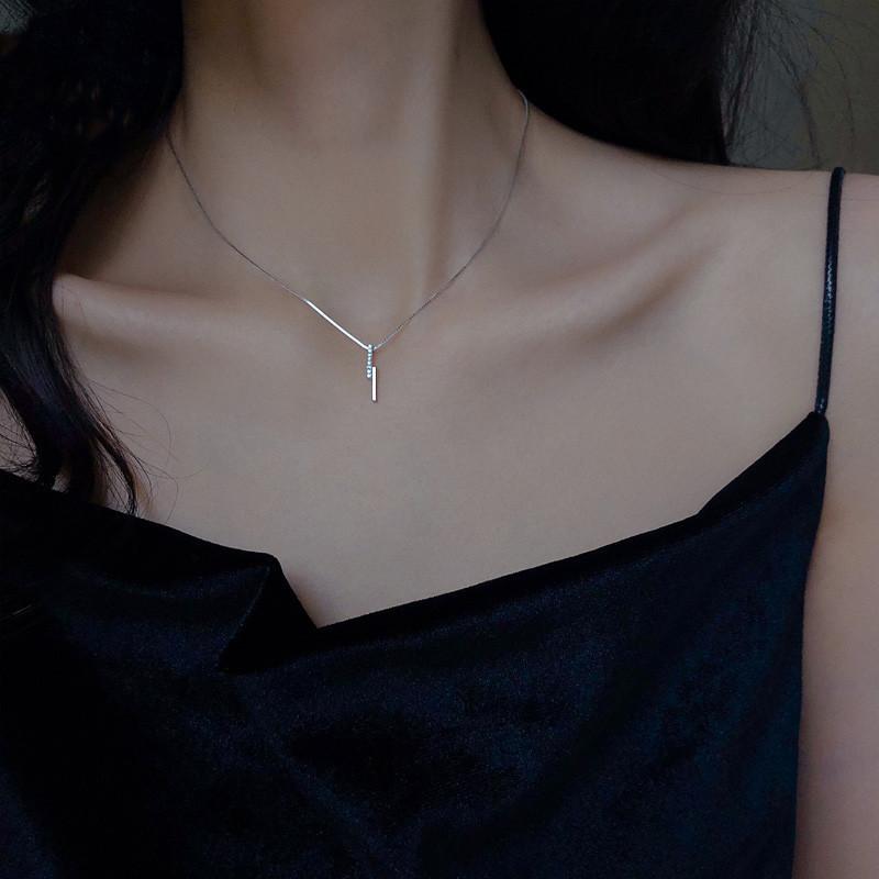 Product Introduction of Lucent_2025 Necklace for Women, Ins Niche Design, High-end Crescent Light Luxury Clavicle Chain, Bowknot Choker, Student Best Friend Pendant 3