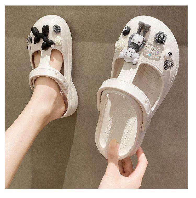 Dép Sục Crocs Khoét Lỗ Cá Tính Cho Nữ 2 Màu Đen Trắng Kèm Jibit Gắn Dép