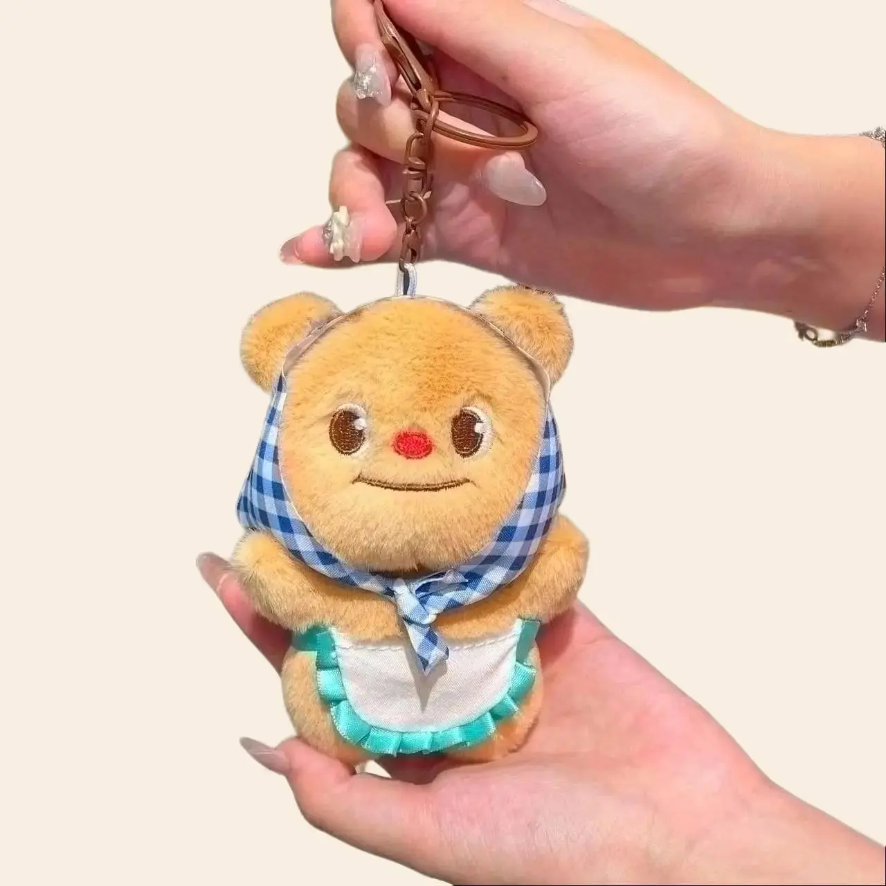 🧸 ห้ามพลาดแล้วล่ะ พวงกุญแจน้องหมีเนย ขนนุ่ม อะไหล่ห่วงสีทอง ขนาด 4 นิ้ว