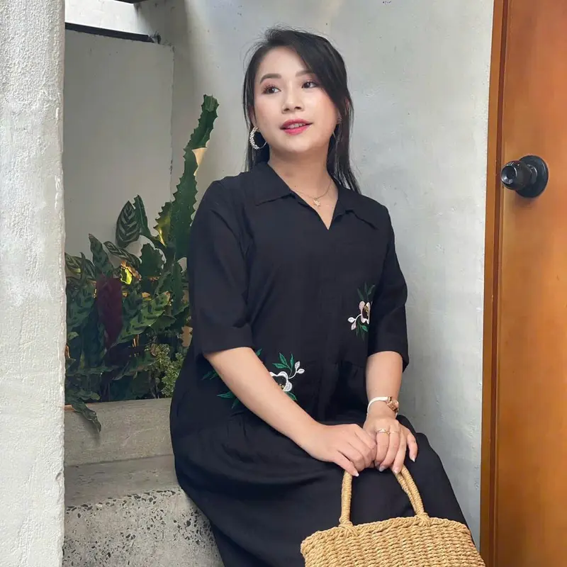Mã BH40 – Đầm Bách Hoa trung niên, cổ sơ mi không chân xẻ V, tay ngắn, dáng xòe lệch tầng, thêu hoa 5D,  che khuyết điểm tốt 4