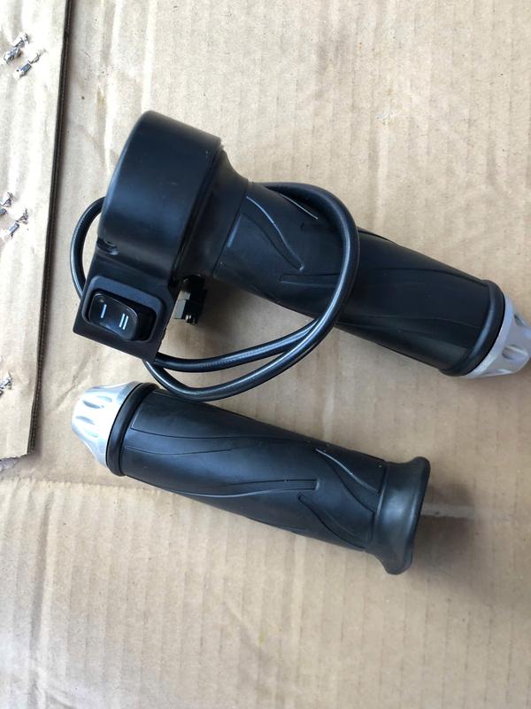 Tay ga xe điện M133, 133s mẫu mới, nút đen  ga  điện