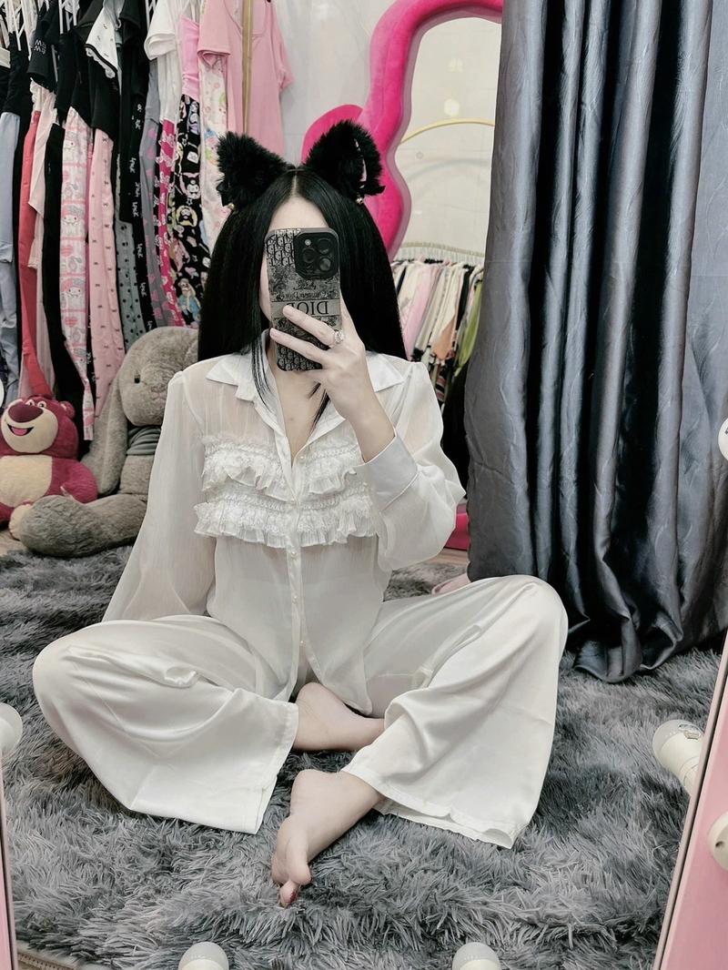 Product Introduction of Bộ Đồ Ngủ Nữ Tay Dài Chất Lụa Latin Mềm Mại Phối Vải Voan Có Lót Trong Freesize Women setdomac nhaxinh pizamanu 3