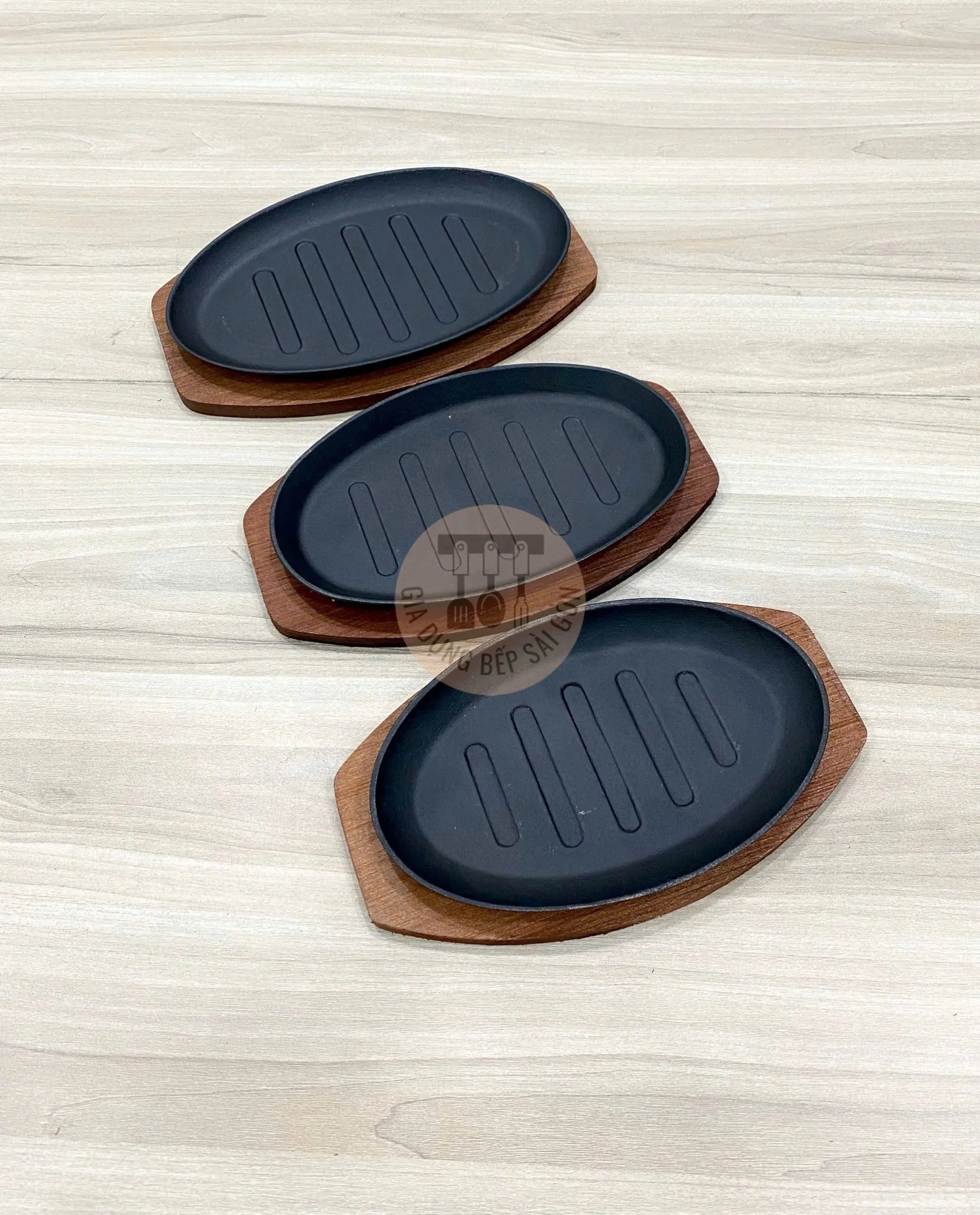 Chảo, vỉ gang đen kèm đế gỗ dùng bò bít tết nướng thịt chiên cơm hình thoi
