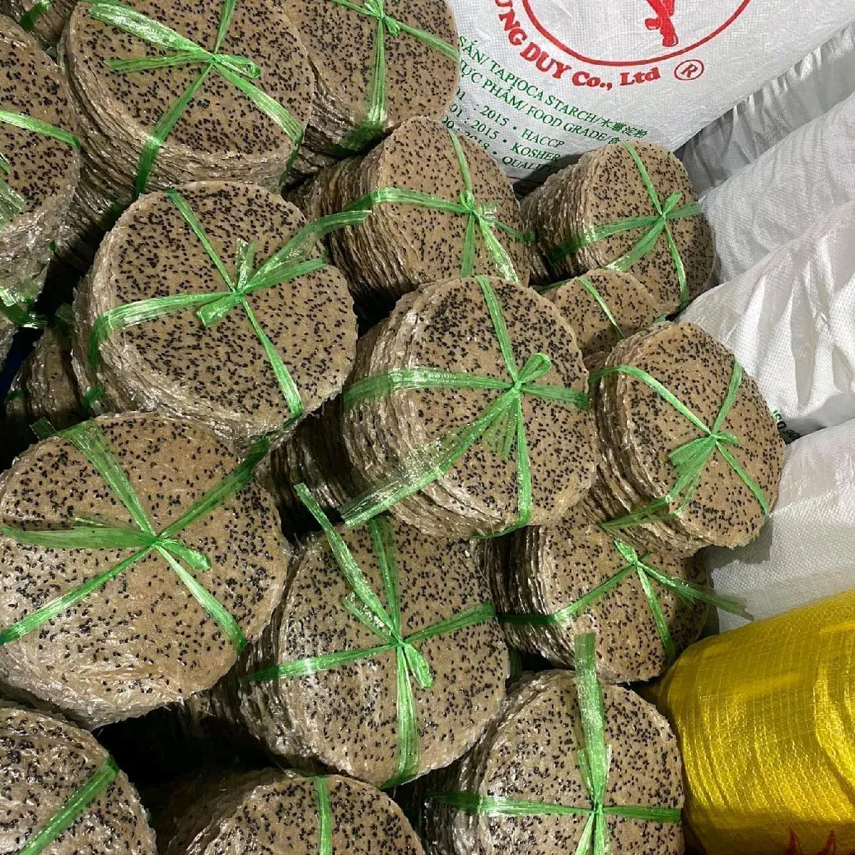 60 Bánh Đa Mè Đen Nước Cốt Dừa Béo Mặn Ngọt Chị Kim, trọng lượng 1kg8.( bánh chưa nướng)