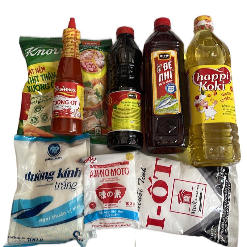 Bộ Combo 8 món Gia vị hàng ngày bao gồm: Dầu ăn 1 lít, nước mắm 900ml, hạt nêm 170g, đường trắng 500g, bột ngọt 100g, muối 500g, tương ớt 270g, và Tam thái tử 500ml .