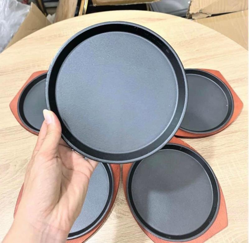Chảo gang tròn chống dính giữ nhiệt tốt kèm đế gỗ tiện lợi - ăn bò né bít tết chảo  nhôm xoong  gang