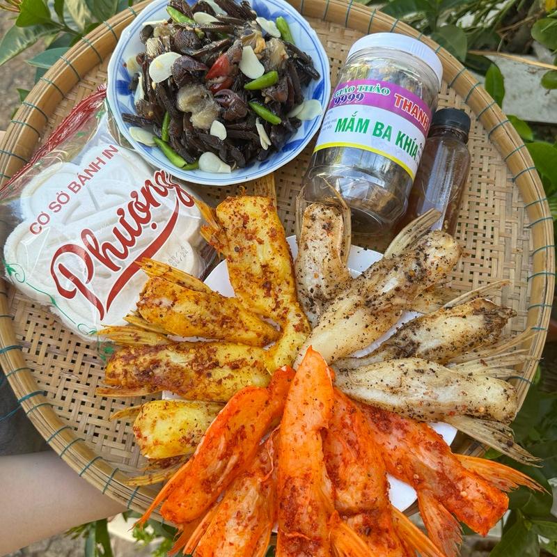 Combo 2Loại Bao Gồm 500g Khô Ức Mỡ Cá Dứa Mix 3Vị + 1Hũ 500g Ba Khía sữa , Kèm 1Chai Mắm Me + Tặng 1Bánh in  -  Thức Ăn ,Food
