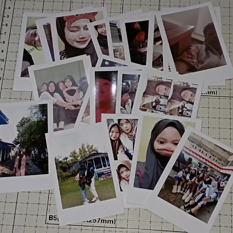 Polaroid ukuran 2r background putih min. 25 foto 2