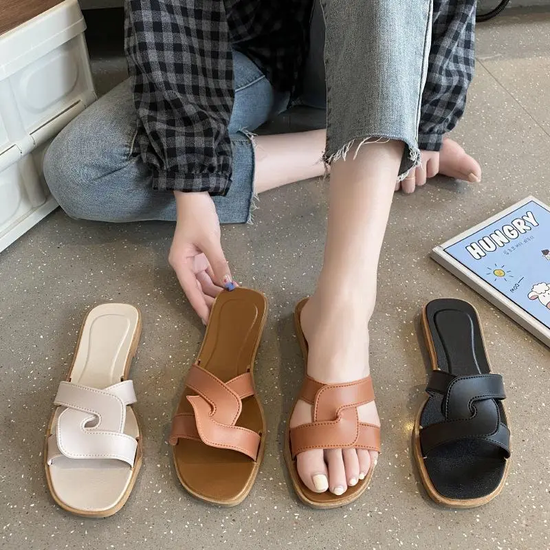 Fashionable slippers are simple and versatile casual shoes Women Sandal