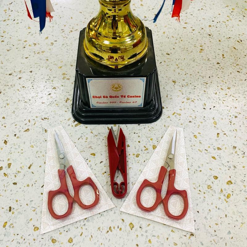 Combo 3 kéo PIN chính hãng gồm: 1 kéo mũi cong + 1 kéo mũi thẳng+ 1 kéo bấm. Chuyên cắt tỉa lông gà, cắt tai tích gà.