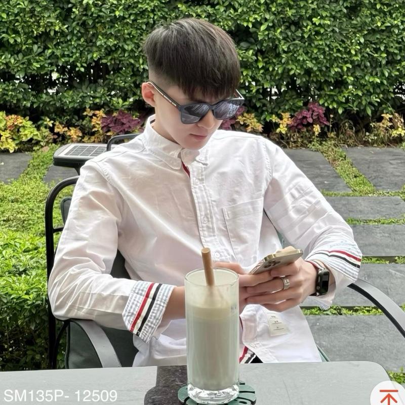 ￼Áo sơ mi trắng nam dài tay TB vải gai thô 4 sọc tay phối viền cổ và ống tay sọc xanh thêu vạch kẻ SM135P 0