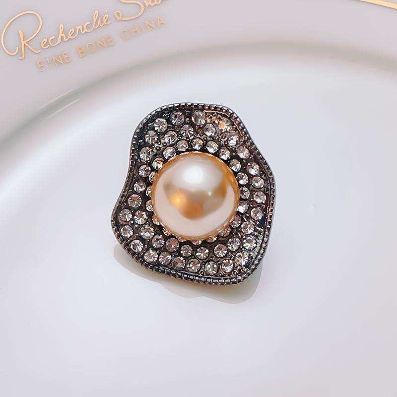 Product Introduction of Pearl Korean Fashion Coat Clip High-End Ornament New Arrival Brooch High-End Sense Niche Corsage Trend 2