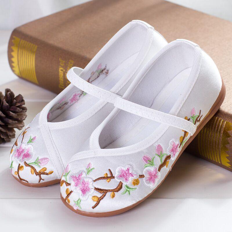 Product Introduction of 2025 Children's Embroidered Shoes Hanfu Shoes Women's Traditional Cloth Shoes New Girls' Performance Dance Shoes Chinese Style 3
