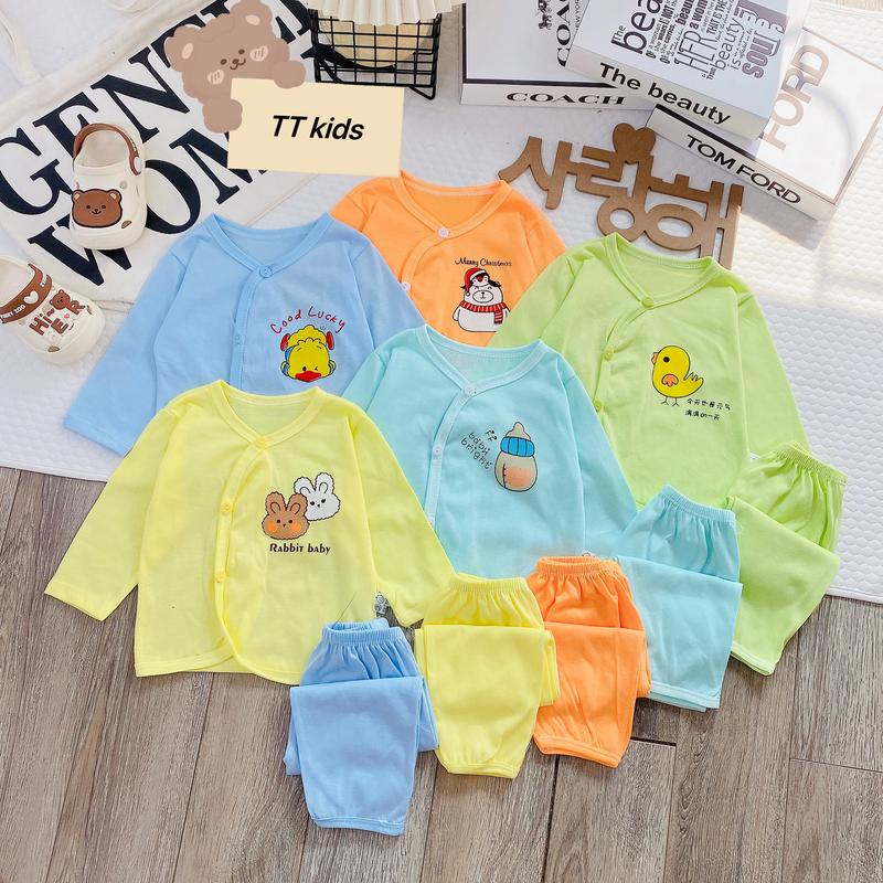 combo 5 bộ áo tay dài quần dài chất cotton mềm mịn mát có size từ 5-7 ký , co giãn đàn hồi tốt , nhiều hình động vật , giặt máy đều được , phù hợp bé trai và bé gái ,hàng sản xuất tại việt nam không có thương hiệu