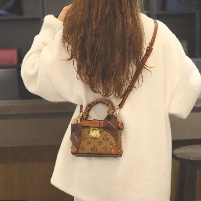 MG1383-7. Túi STORE MISS GAIL thương hiệu HongKong cao cấp, thiết kế sang chảnh phù hợp mọi phong cách kèm khăn lụa, da vân togo bền bỉ, đa phong cách đi chơi, đi làm. Xách tay/ đeo chéo. Full box hãng