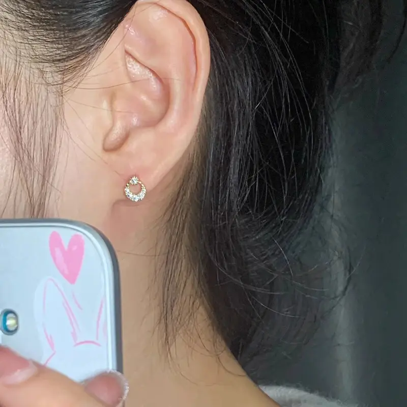 Compact Zircon Inlaid Circular Earrings for Women with A Niche Design, Light Luxury and Versatile Commuting Earrings