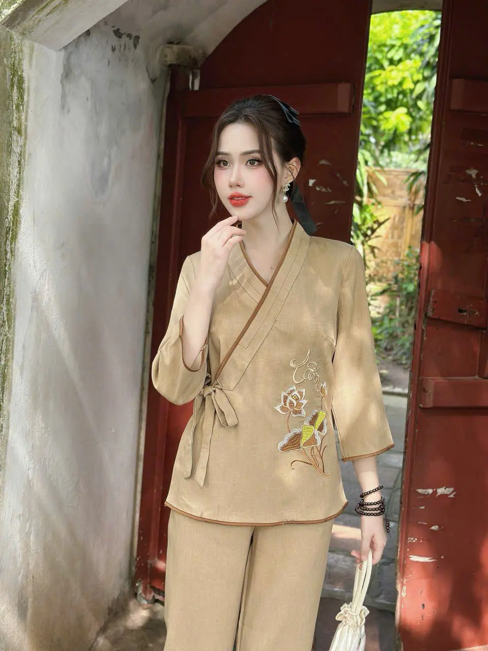 Diện ngay bộ lam phục truyền thống cho Tết 2025