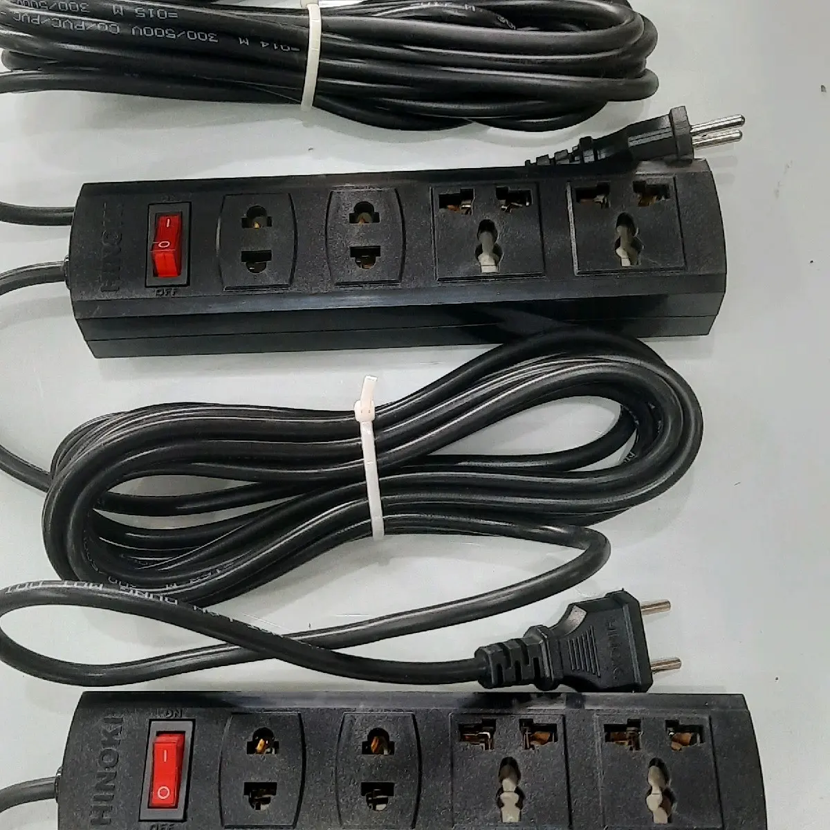Ổ cắm 4 cửa liền dây 4,5m có công tắc an toàn, chống cháy chịu tải cao HINOKI công suất chịu tải 2200W độ bề cao Ổ CẮM CHỐNG CHÁY LOẠI CHỊU TẢI CAO  CHUYÊN DÙNG CHO  • Đầu đĩa, dàn âm thanh, ti vi  • Máy công trình, dụng cụ cầm tay  • Lò vi sóng, nồi lẩu,