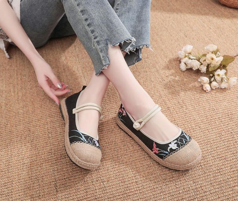 Product Introduction of 2025 Summer Old Beijing Cloth Shoes Wide Toe Comfortable Hemp Toe Embroidered Shoes Ethnic Style Ancient Chinese Clothing Shoes 10