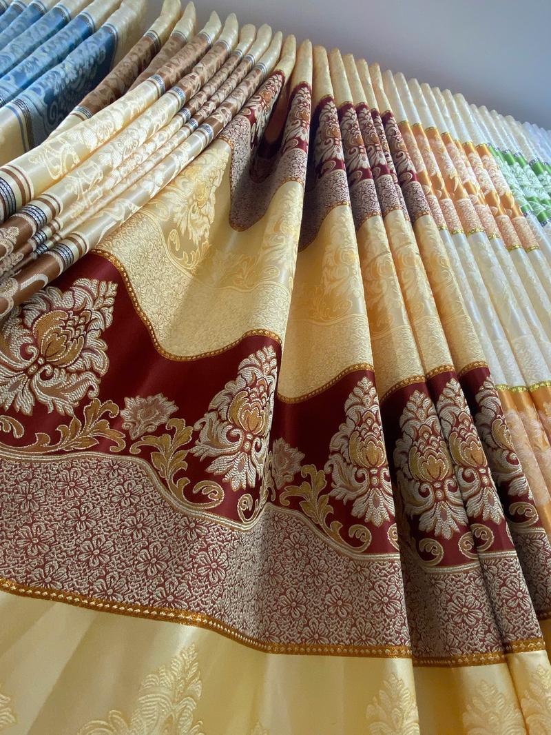 Product Introduction of Rèm gấm hoa văn cổ điển màu đỏ đô phối vàng kem cản nắng cản sáng 70%-80% (Giá 23