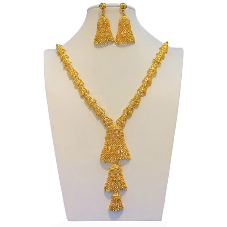 Product Introduction of Dubai Gold-Plated Flower and Water Chestnut Shape Pendant Necklace and Earrings Two-Piece Set Elegant Bride Jewelry Set 4