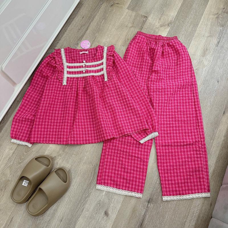 Bộ đồ ngủ mặc nhà nữ Hh áo dài tay bồng cổ tay bo cổ áo tròn cao Phối viền ren 3 cúc  dáng baby rộng xoè quần dài xuông hoạ tiết kẻ caro nhỏ chất liệu đũi mềm mịn mát thấm hút mồ hôi