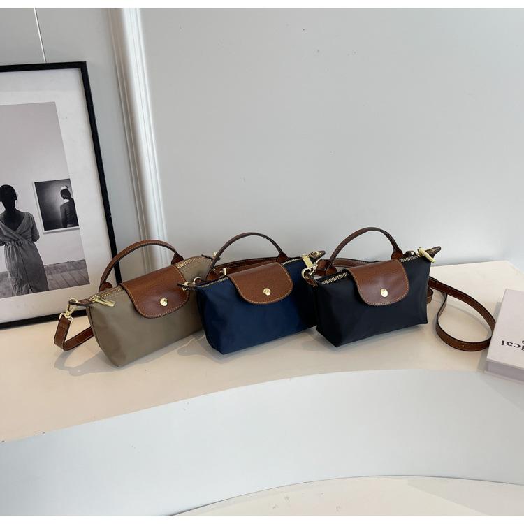 Product Introduction of Retro Explosions Handbag Shoulder Crossbody Bag Carrying High-grade Nylon Jiaozi Bag. 6