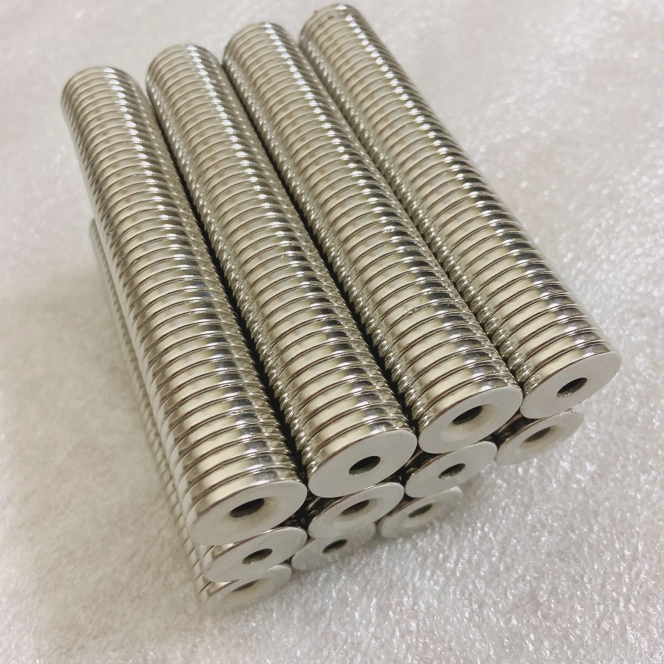 Nam châm trắng hình tròn có lỗ vát đường kính 20mm từ tính mạnh