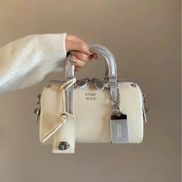 Túi xách Nữ Chio kèm Charm hot T586