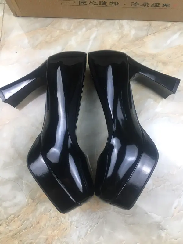 giày cao gót nữ cao cấp ,gót cao 9cm được làm từ chất liệu da bóng pu cao cấp, có 4 màu den, trắng ,kem , dỏ dô, tao nên dôi giày sang trọng ,quý phái , phom 1.5 ,các chị đi lùi 1 size nha  Guina shop 5