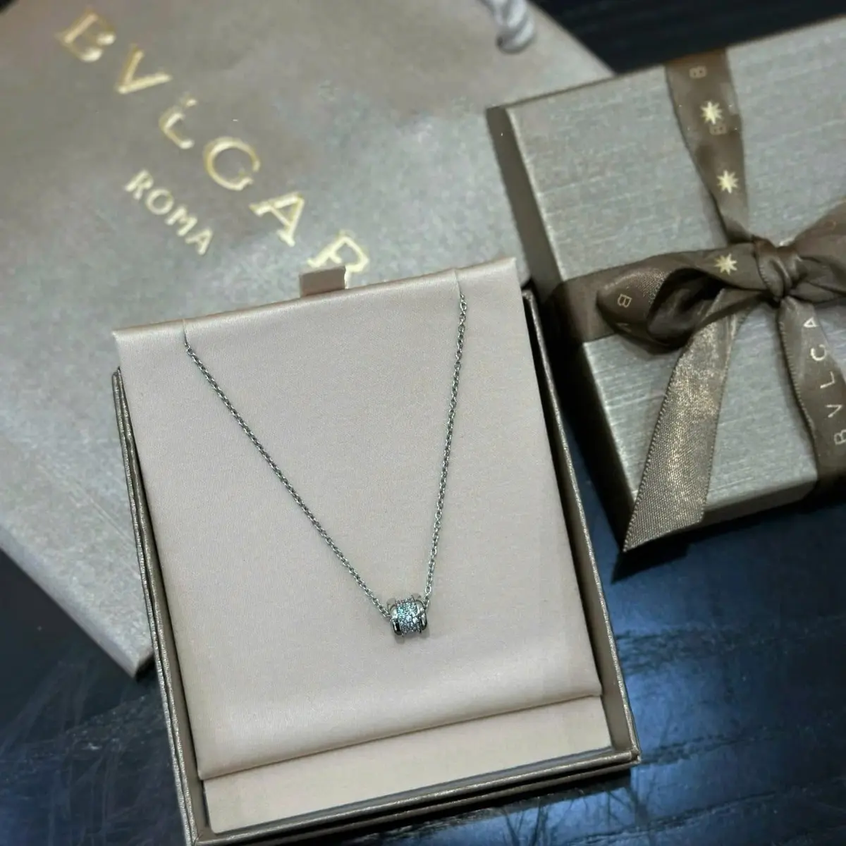 Cổ BVL titian đính xoàn full vòng bảng mặt nhỏ dễ đeo hàng ngày lắm ạ .Có dập logo viền như hãng luôn ạ ️