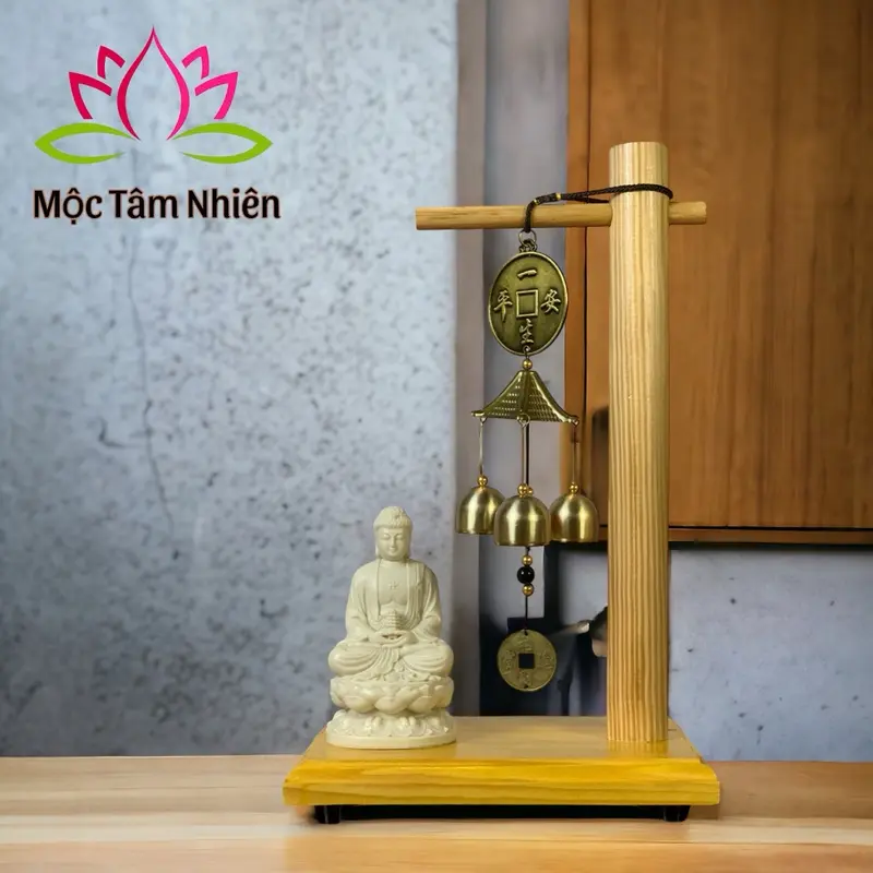 Bộ Kệ Gỗ Cheo Chuông Gió Bình An Kết Hợp Vs Tượng Ý Nghĩa Mang Sự Bình An May Mắn . Kích thước 32x20x15cm Decor Decor Phòng 2