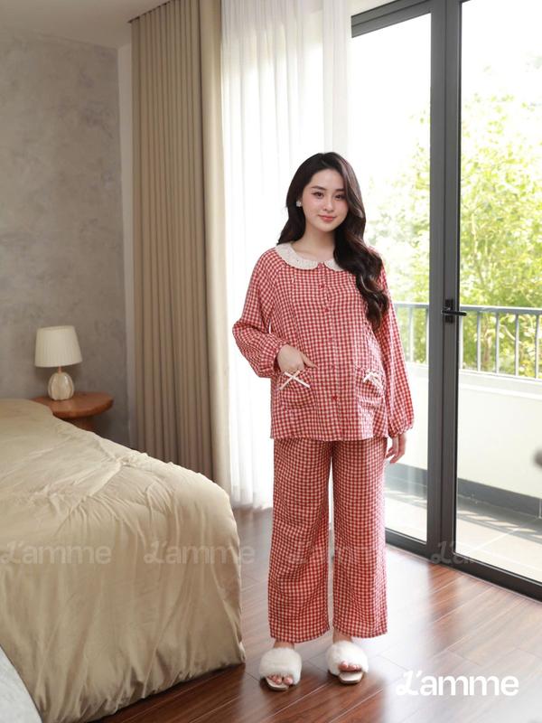 [L'AMME] Bộ mặc nhà bộ ngủ bầu COZY gồm áo dài tay và quần dài, thiết kế cách điệu trẻ trung với họa tiết kẻ nơ hoa đính và cổ ren thanh lịch, chất liệu đũi nhẹ thoáng mát, có khóa kéo chìm tiện lợi cho mẹ bầu mặc sau sinh