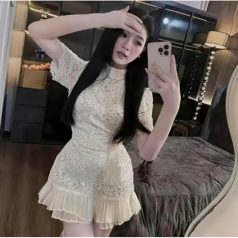 Váy ren trắng be chiết eo cổ tròn cộc tay phối đuôi bèo xếp ly 2 lớp ôm body nữ
