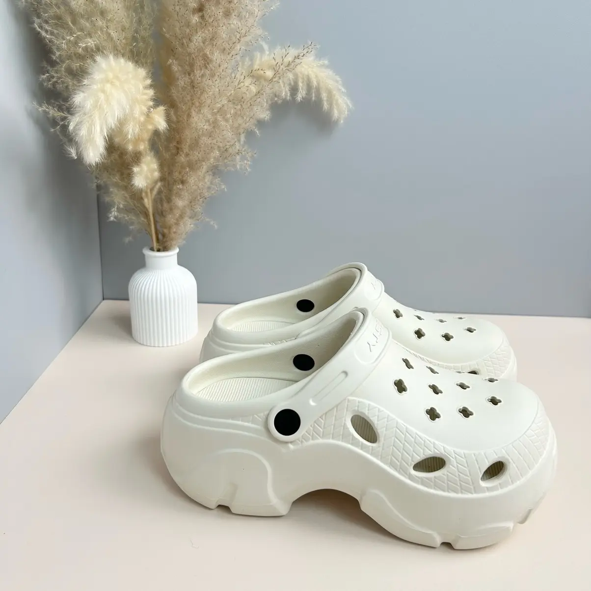 Mẫu Dép Sục Cao 7,5cm Thương Hiệu Nesty Với Form Năng Động