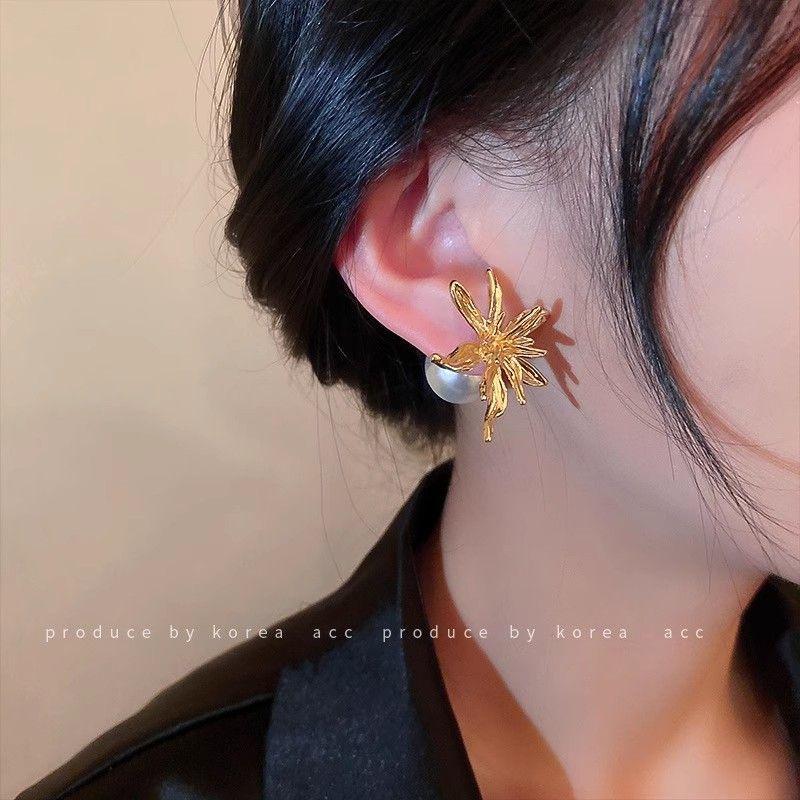 Product Introduction of Silver Needle Pearl Flower Two-Way Earrings Korean Niche Design Retro Stud Simple Versatile Earrings for Women 4