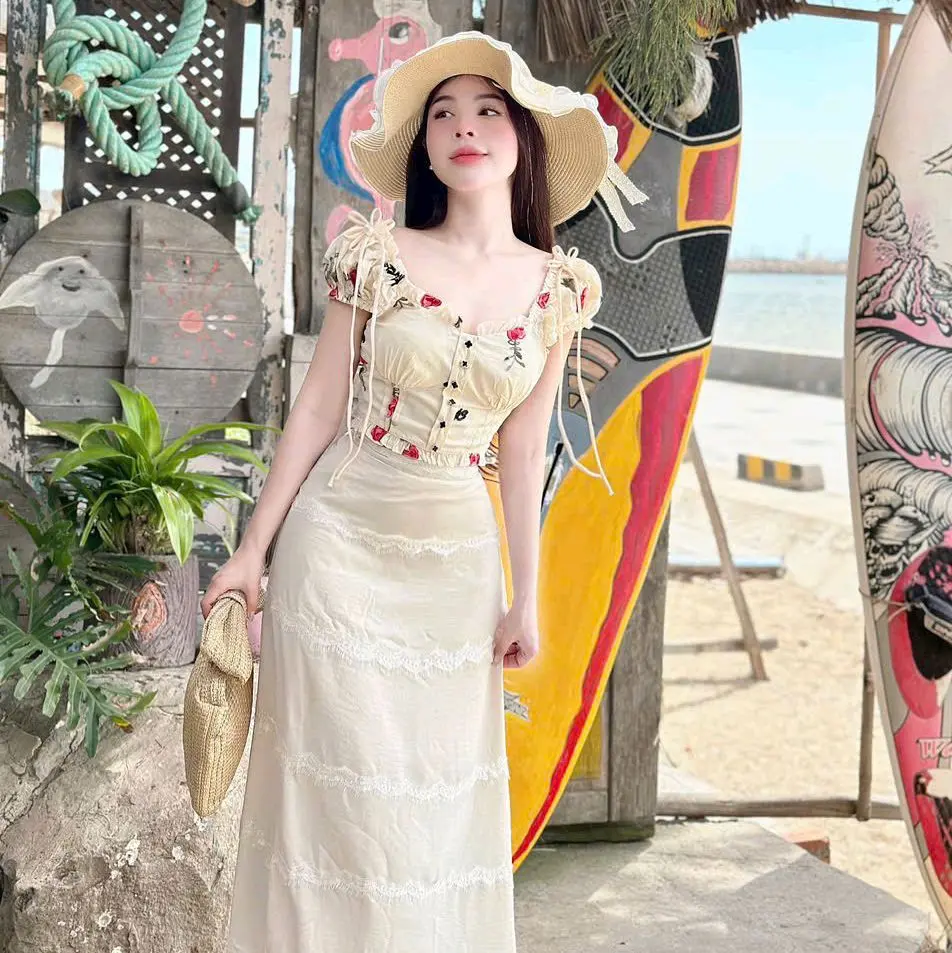 Sét áo xô thêu hoa tay phồng + chân váy midi viền ren