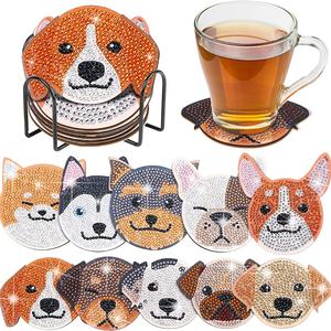 10枚入り 犬柄人工ダイヤモンドペイントコースターセット、DIYクリスタルダイヤモンドペイント木製スタンド付きテーブルアートコースター、大人用オフィスコーヒーマット、家庭用コースター、ハンドクラフト用品とギフトに最適