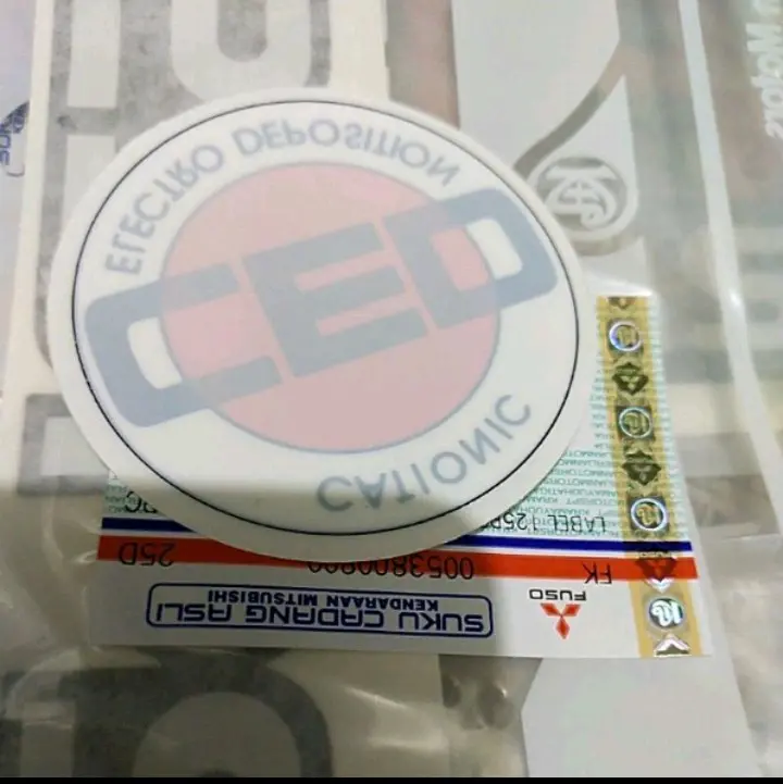 Stiker CED original MITSUBISHI yang nempel di kaca depan sebelah kiri atas