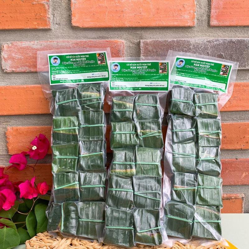 Nem có vị chua ngọt 30 Chiếc NEM CHUA Bình Định NEM KHÔNG CÓ TỎI ỚT Nem Chua Lá Ổi Đặc Sản Chợ Huyện Bình Định Hợp khẩu vị miền Trung và miền Nam 13g chiếc 10 chiếc gói