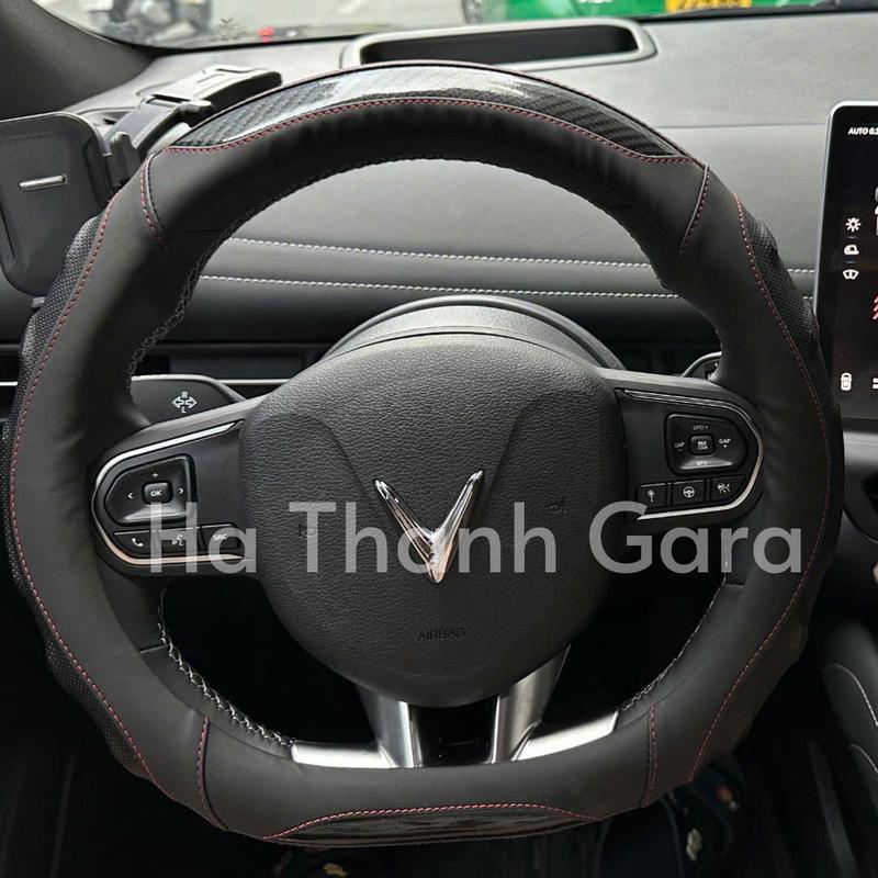 Bọc vô lăng VF6 VF7 VinFast màu Đen Đỏ Xanh Trắng Be Nâu Dcut chất liệu Da xịn Carbon thể thao nâng cấp nội thất phụ kiện xe hơi đồ chơi ô tô