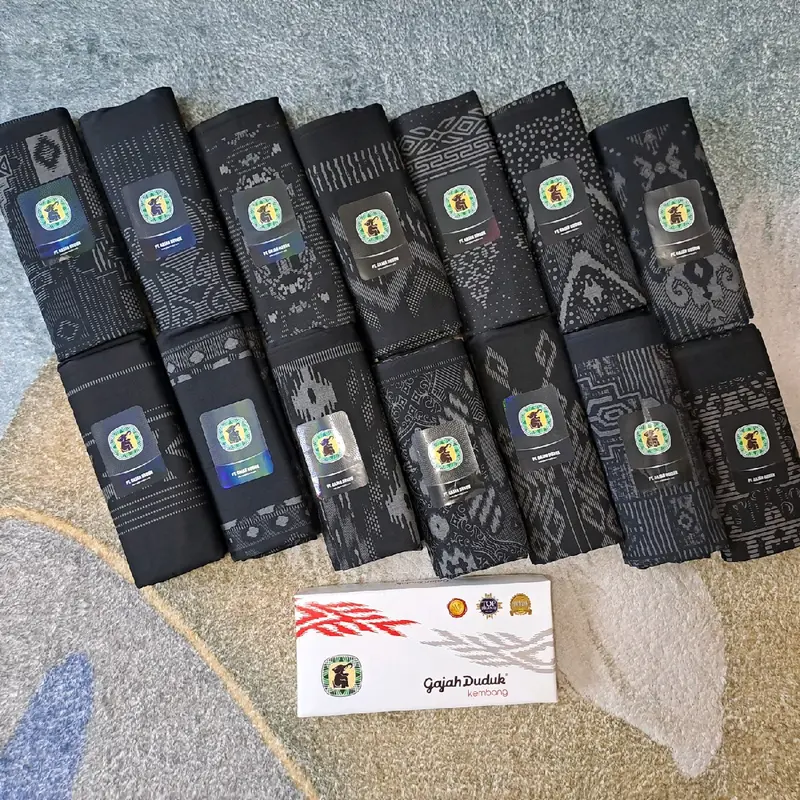 Sarung Gajah Duduk Kembang Warna Hitam Bahan Rayon Motif 0